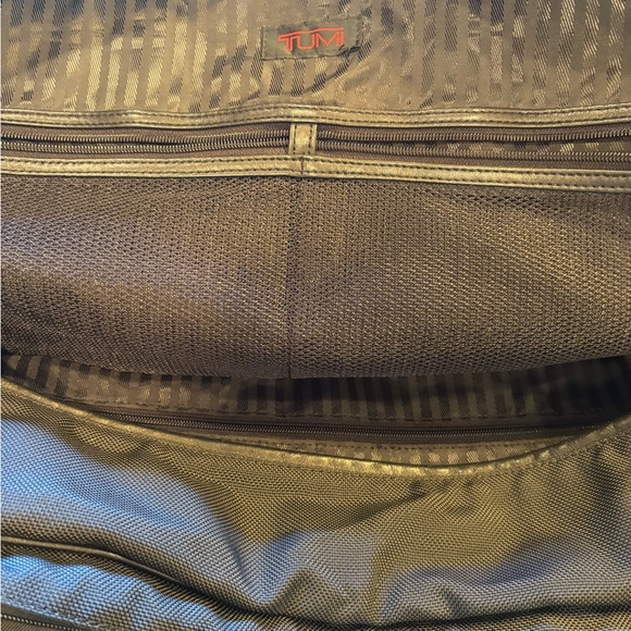 TUMI Black Leather Travel Bag - Picture 4 of 8